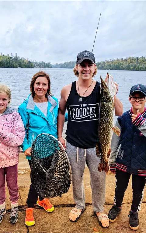 Pêche en famille sur le lac Temagami chez Temagami Shores Inn and Resort, Temagami, Ontario
