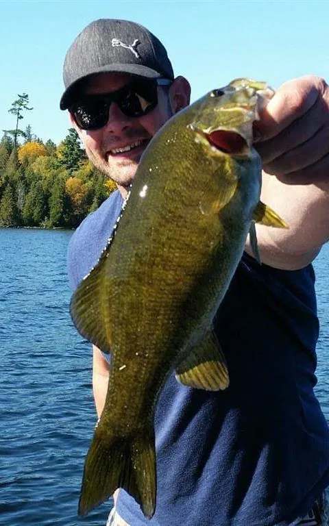 Pêcheur fière de sa prise chez Temagami Shores Inn and Resort, Temagami, Ontario
