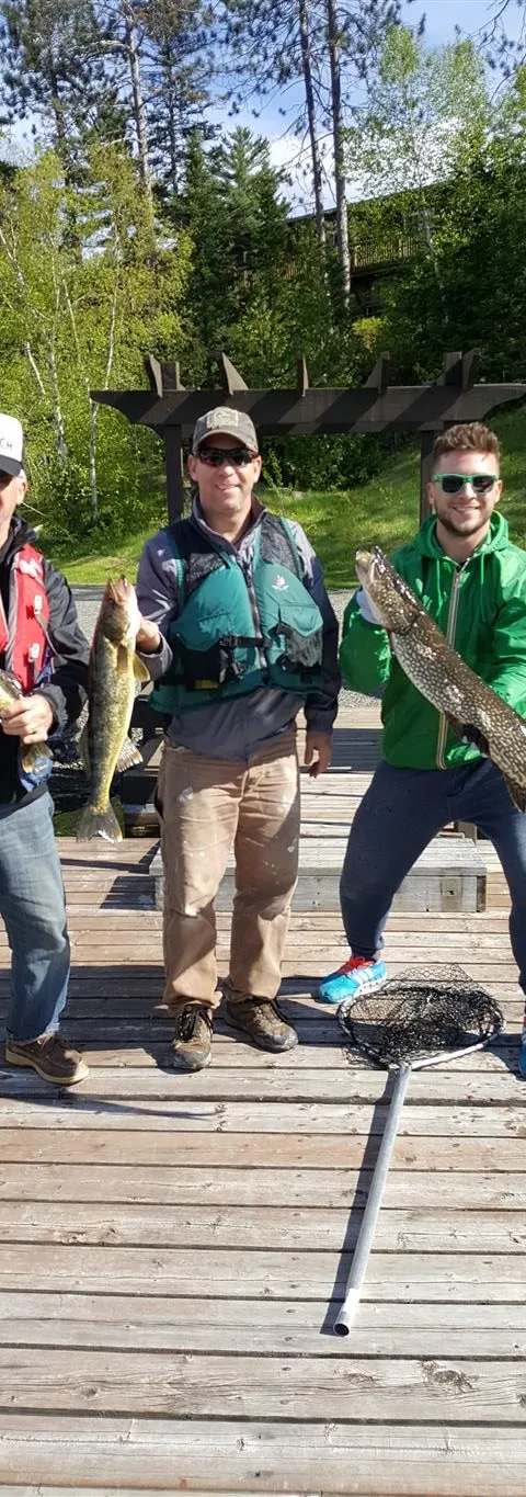 Excursion de pêche estivale sur l'eau chez Temagami Shores Inn and Resort, Temagami, Ontario