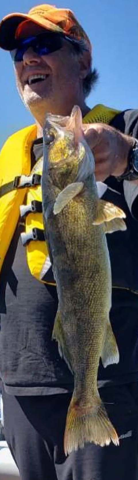 Pêcheur heureux exhibant sa capture sur le lac Horwood chez Horwood Lake Lodge, Région de Timmins, Ontario