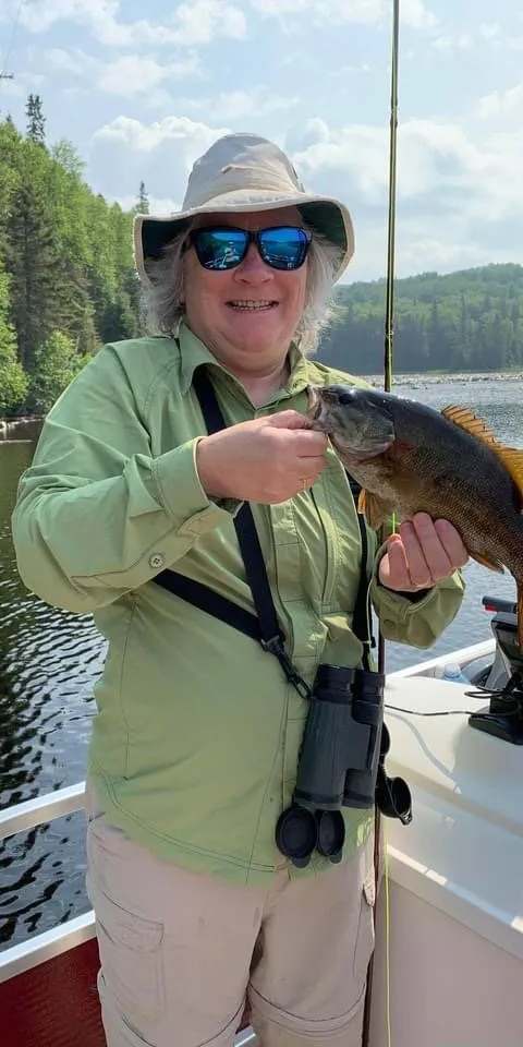 Belle prise d'achigan à petite bouche chez Horwood Lake Lodge, Région de Timmins, Ontario