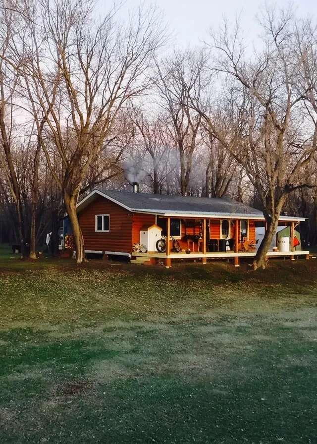 Photo de Big Eddy Lodge dans les Parkland, Sk