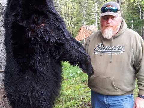 Auberge – J.L.R. Trophy Bear Hunting