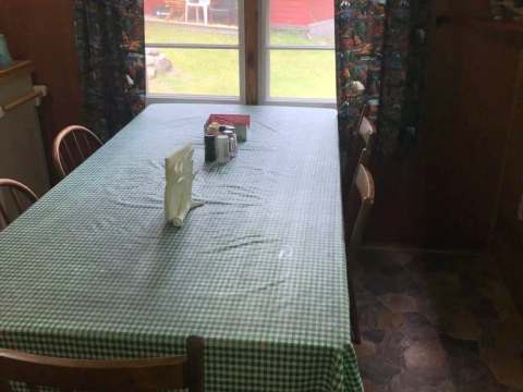 La salle à manger du chalet dispose d'une table avec vue sur l'extérieur.