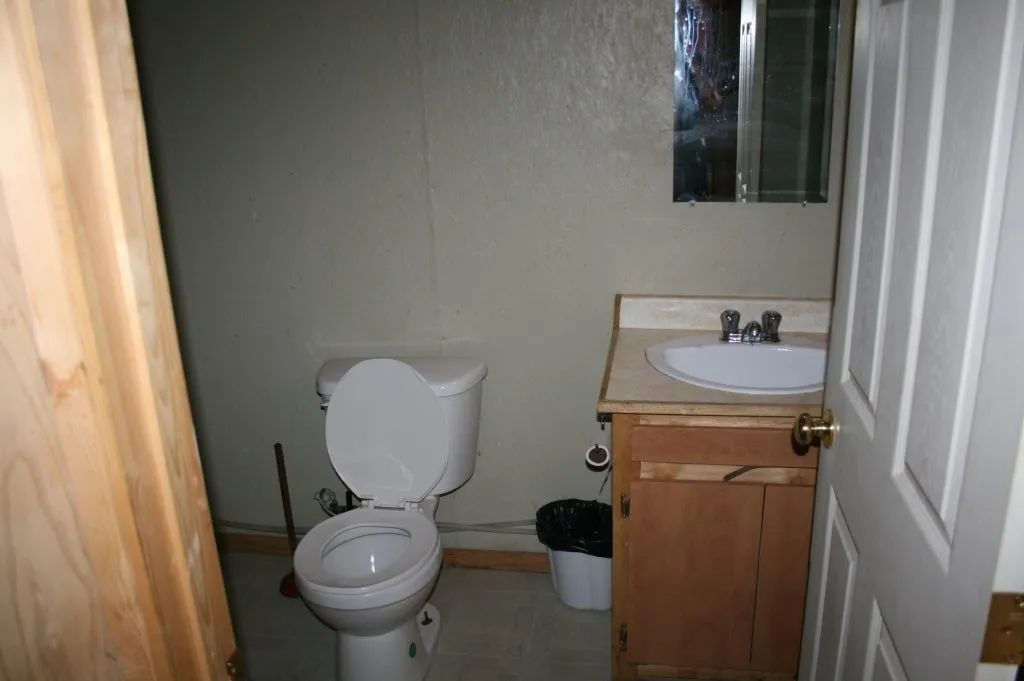 Vue de la salle de bain fonctionnelle située à l'intérieur du camp Claire-Fontaine.