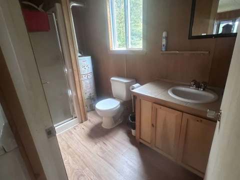 Cette salle de bain fonctionnelle est incluse dans le camp Farfadet.