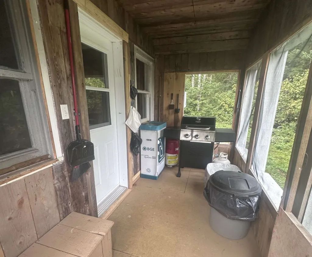La galerie fermée du camp comprend un barbecue pour vos repas en plein air.