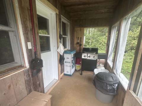 La galerie fermée du camp comprend un barbecue pour vos repas en plein air.