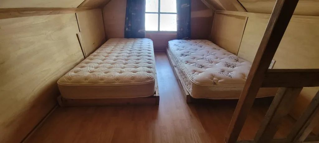 La chambre sous les combles du camp Farfadet comprend deux lits simples.
