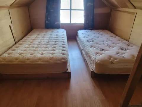 La chambre sous les combles du camp Farfadet comprend deux lits simples.