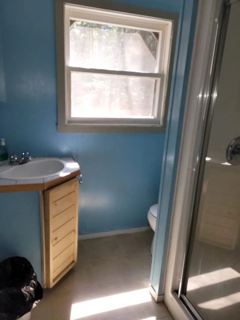 Cette salle de bain fonctionnelle est aménagée au sein du Camp Malfait.