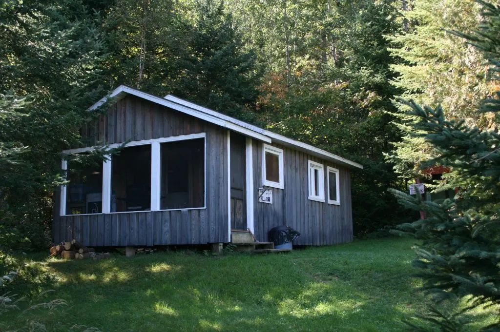 Le camp Villa-Dama se situe en forêt, avec une galerie grillagée et un accès extérieur.