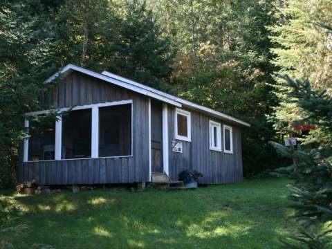 Le camp Villa-Dama se situe en forêt, avec une galerie grillagée et un accès extérieur.