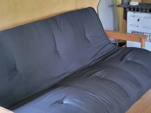 Le coin salon avec un divan-lit dans le camp Villa-Dama.