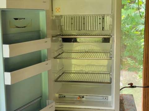Le camp Villa-Dama est équipé d'un réfrigérateur fonctionnel pour vos provisions.