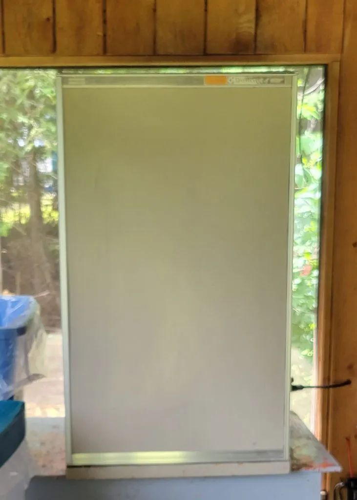 Un réfrigérateur est installé à l'intérieur du camp Villa-Dama.
