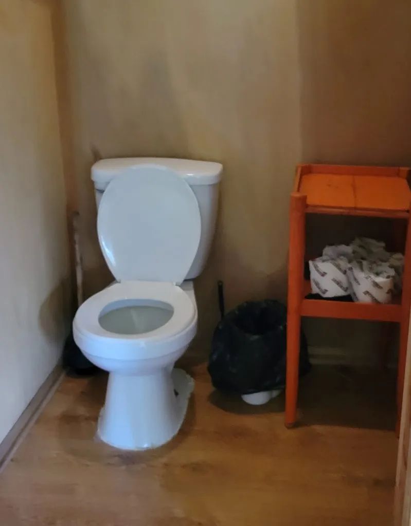La salle de bain du camp Villa-Dama est équipée d'une toilette fonctionnelle.