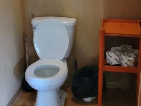 La salle de bain du camp Villa-Dama est équipée d'une toilette fonctionnelle.