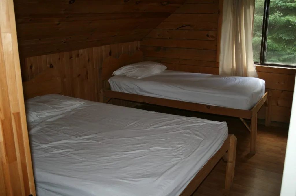 Cette chambre sous le toit du chalet Balbuzard dispose de deux lits simples.
