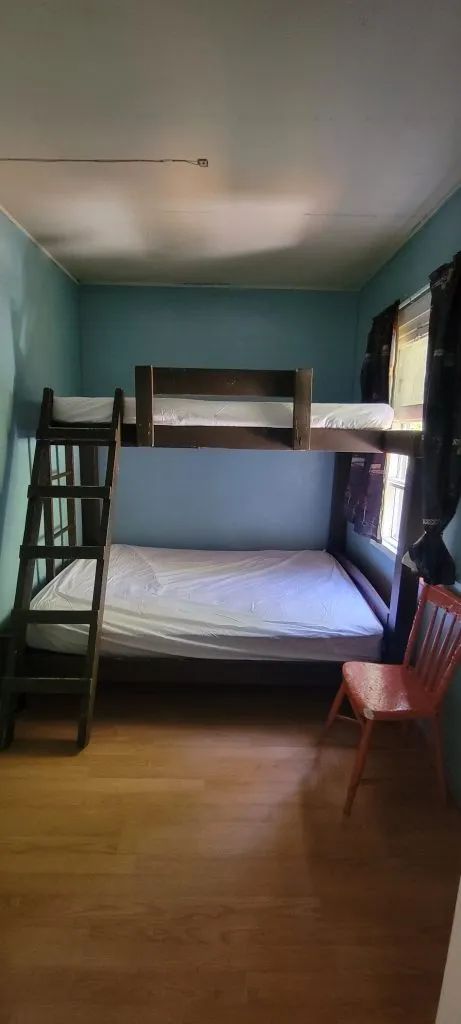 This bedroom in the Dépôt cottage is equipped with a wooden bunk bed.