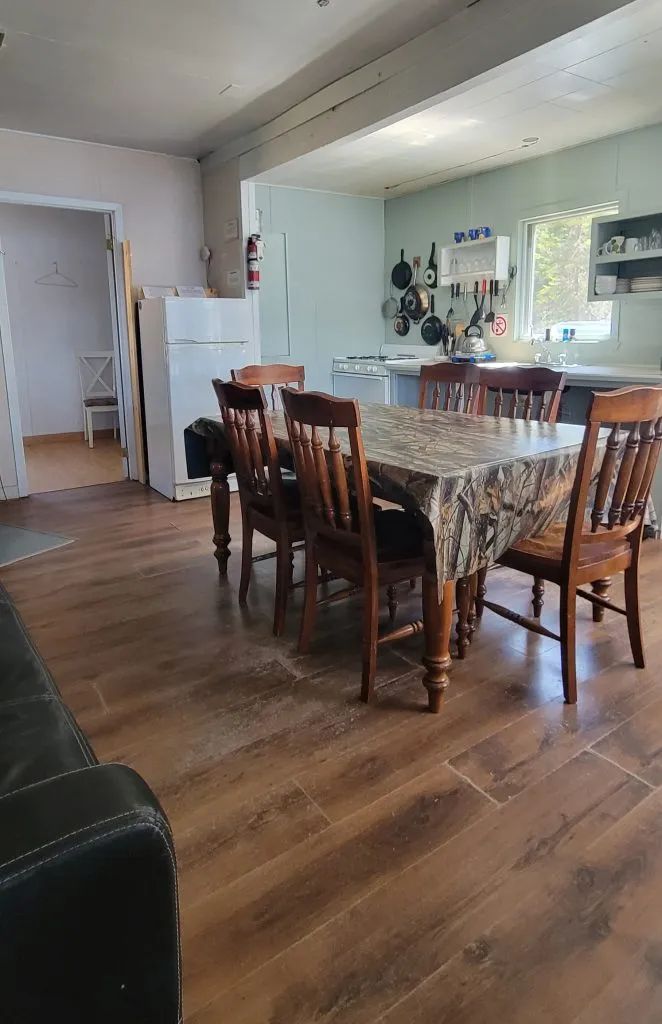 The dining room and functional kitchen of the cottage offer a friendly space for your meals.