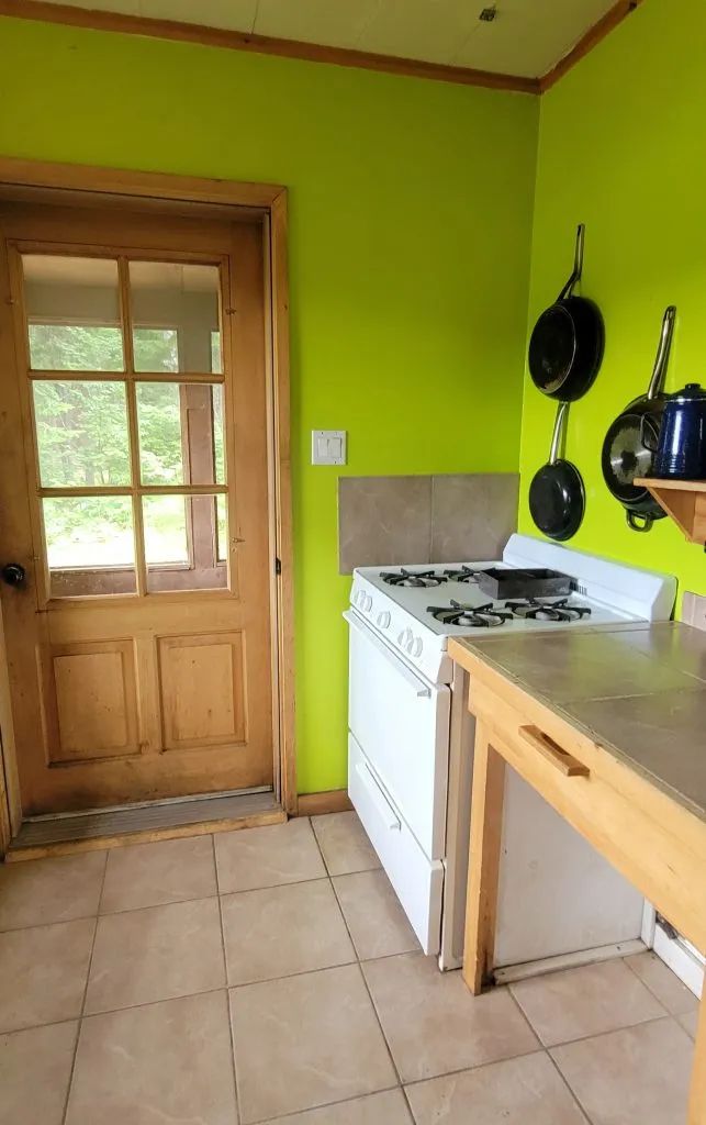 La cuisine fonctionnelle du chalet comprend une cuisinière et un espace de comptoir.