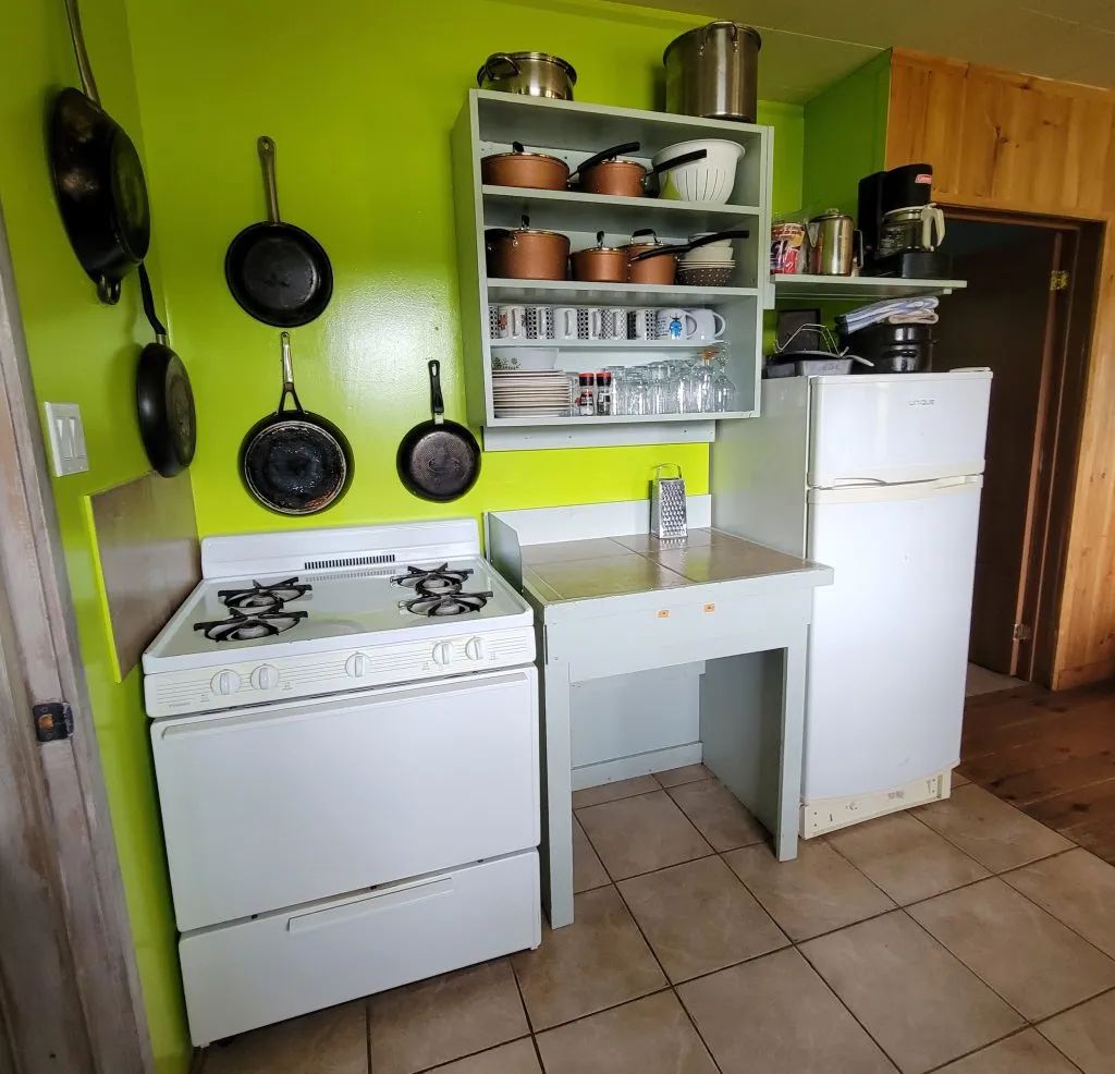 La cuisine équipée du chalet dispose d'une cuisinière, d'un réfrigérateur et de vaisselle de base.