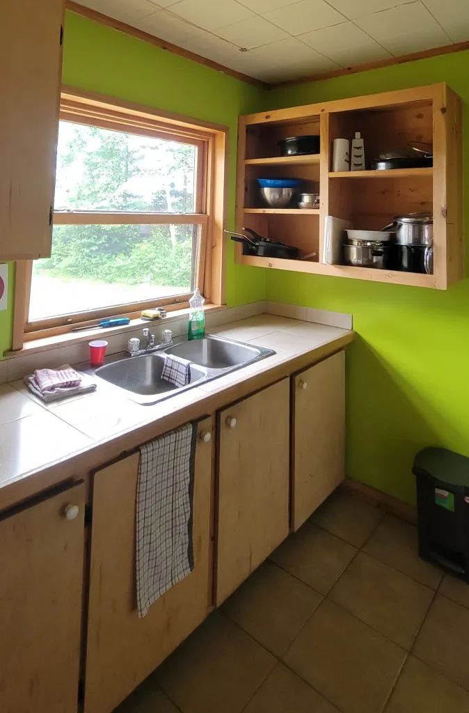 La cuisine équipée du chalet dispose d'un évier double et d'espaces de rangement pratiques.