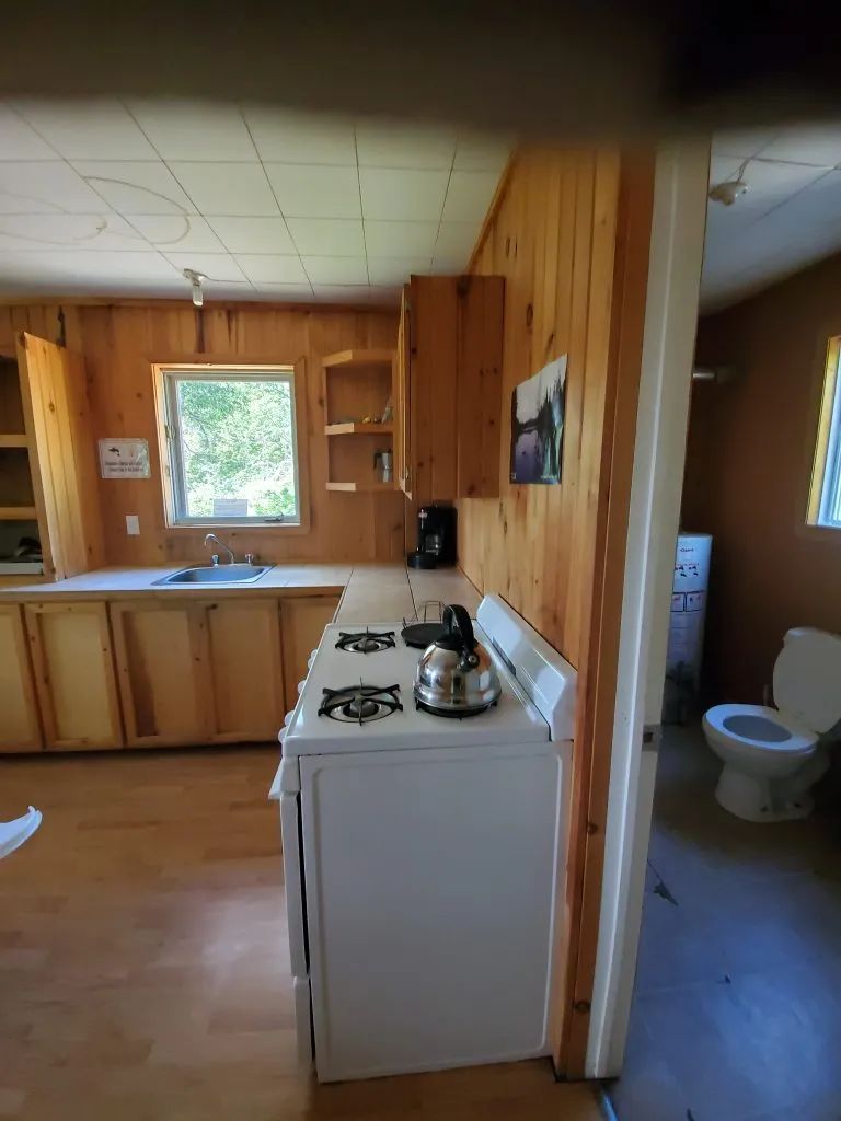 La cuisine équipée et la salle de bain du chalet Gobelin.