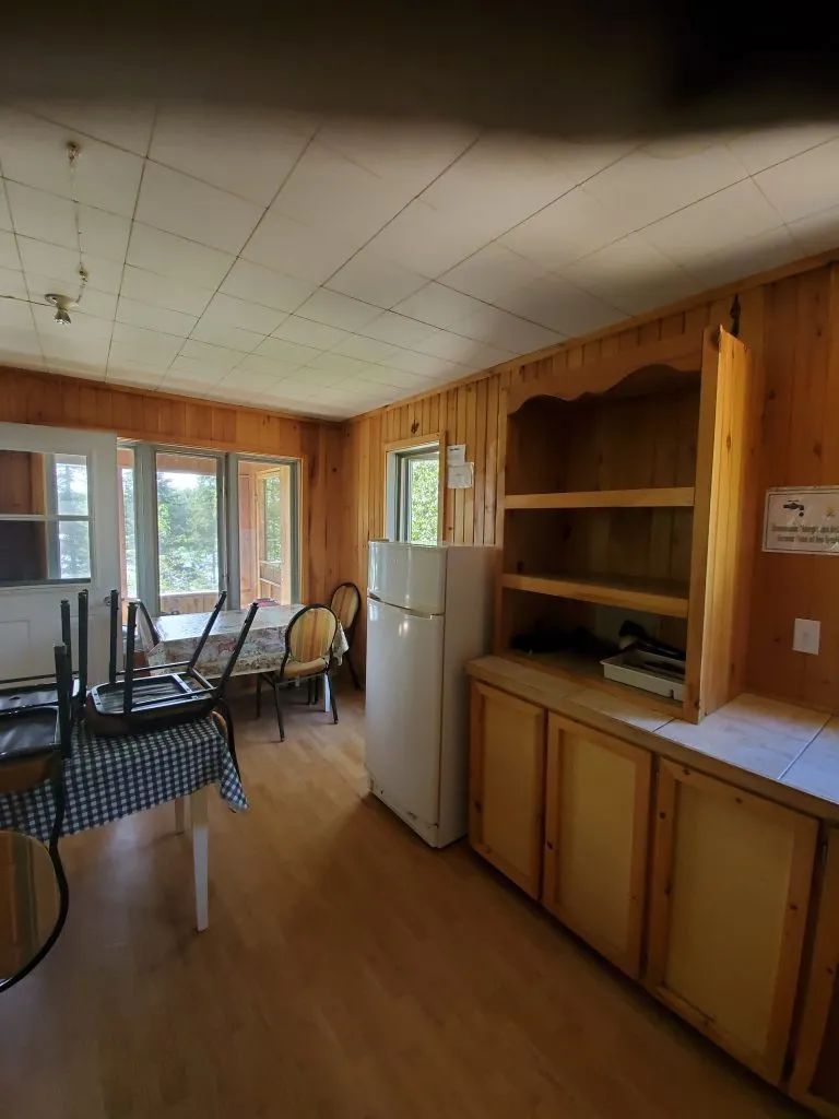 La cuisine fonctionnelle du chalet inclut un réfrigérateur et une table pour vos repas.