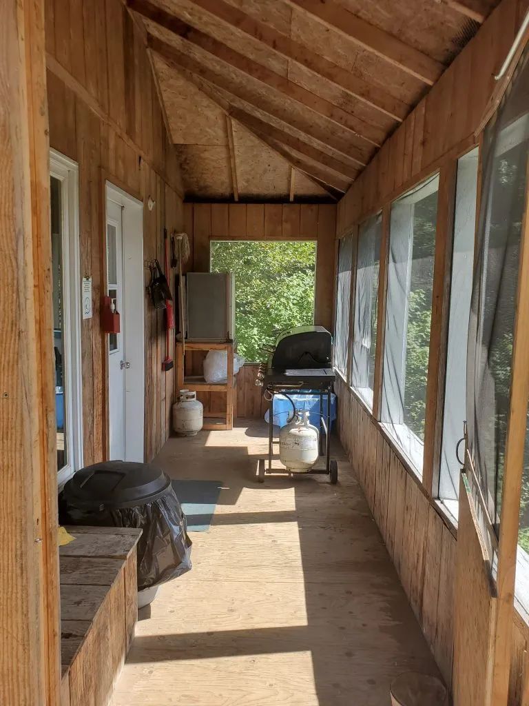 La véranda grillagée du chalet est équipée d'un barbecue au propane pour vos repas.