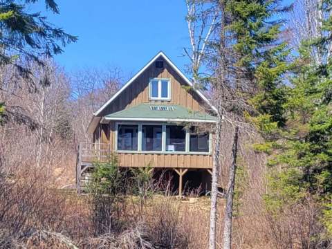 Le chalet Gobelin est un bâtiment en bois situé en pleine forêt.