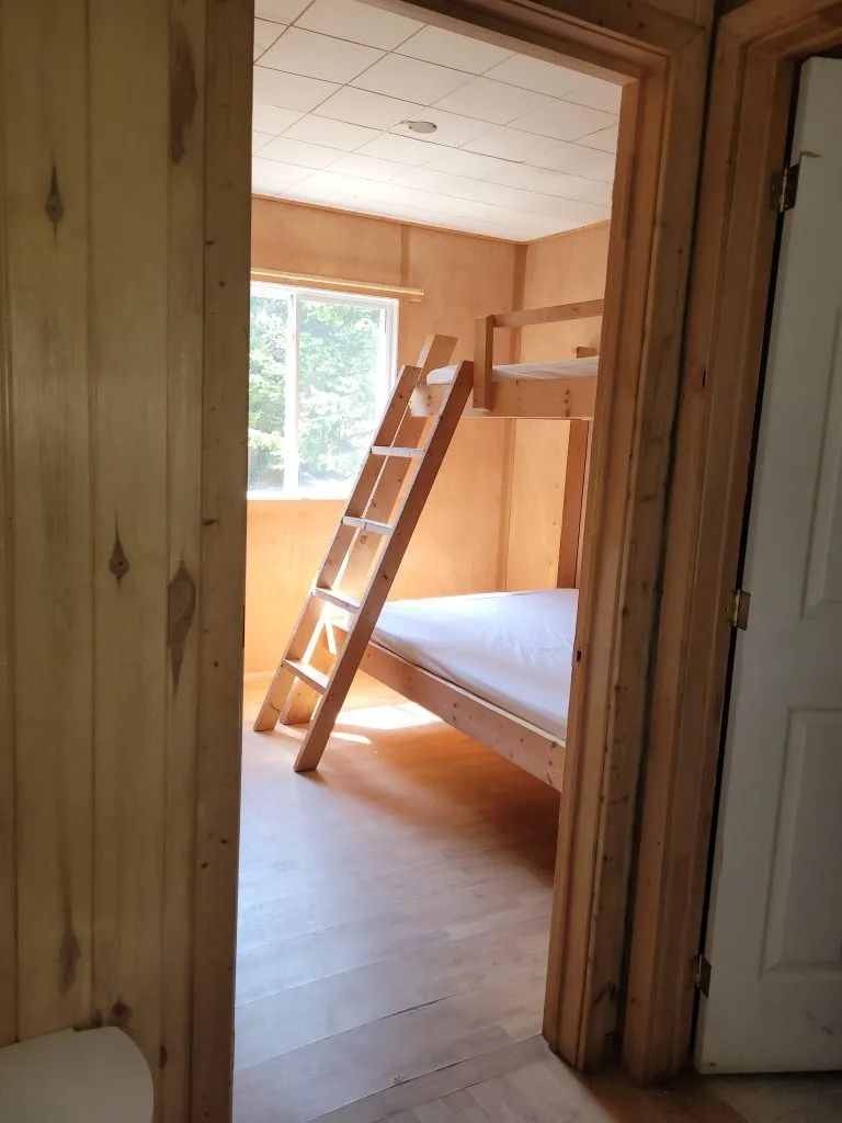Cette chambre du chalet Huard est équipée de lits superposés en bois.