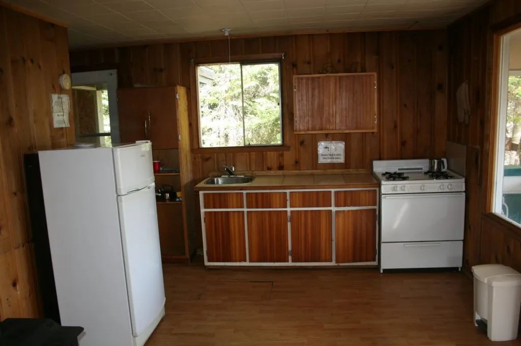 La cuisine équipée du chalet Jenny avec réfrigérateur, cuisinière et comptoir fonctionnel.