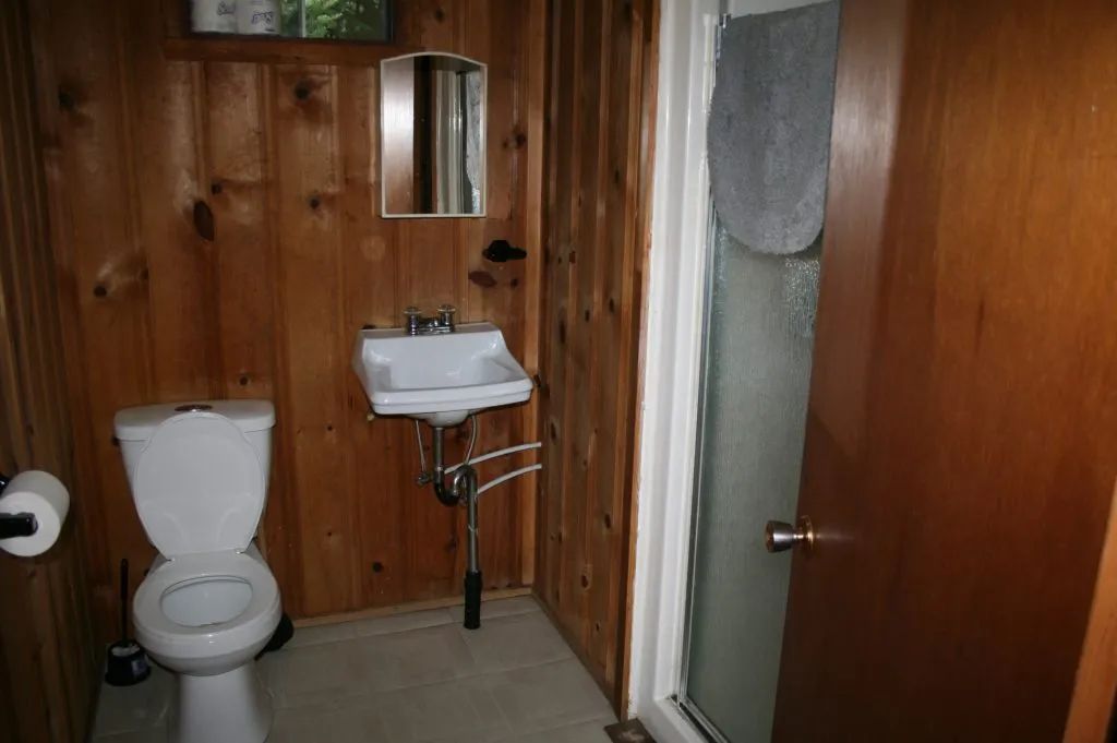 La salle de bain du chalet Jenny comprend une toilette, un lavabo et une douche.