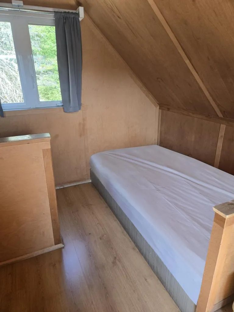 Cette chambre sous le toit du chalet Perchaude comprend un lit simple.