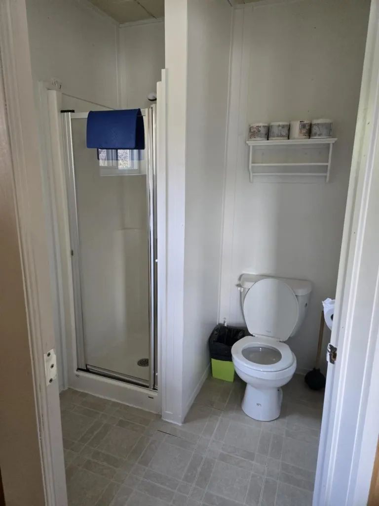 La salle de bain du chalet inclut une douche et une toilette.
