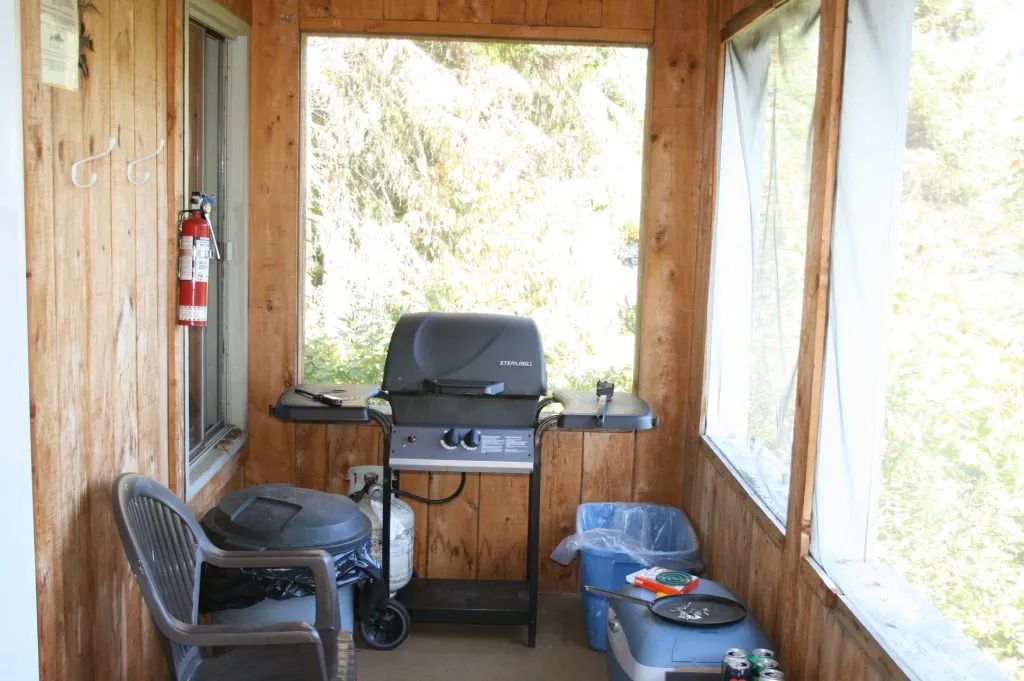 La véranda du chalet est équipée d'un barbecue pour vos repas en plein air.