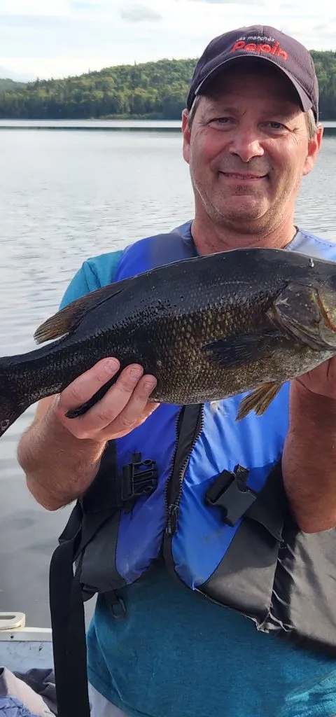 André Leboeuf avec sa prise de pêche chez Pourvoirie du Milieu, Lanaudière, Québec