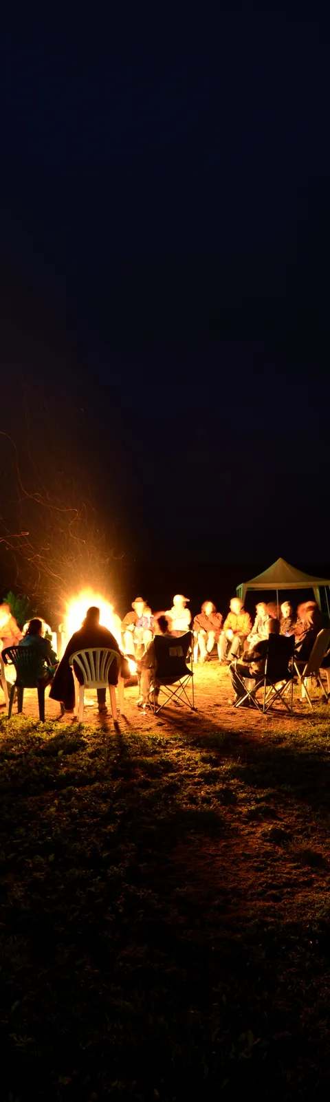 Feu de camp sous les étoiles au camping chez Pourvoirie Lac Campion, Laurentides, Québec