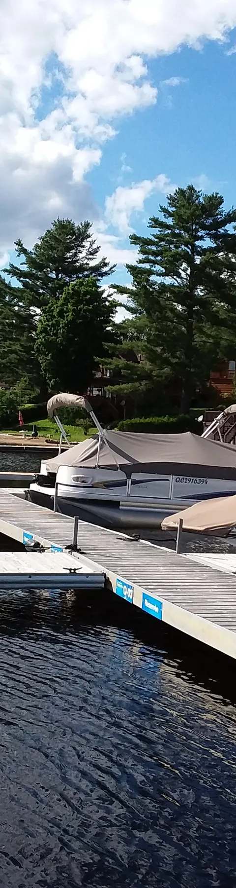 Embarcations amarrées aux quais de la pourvoirie chez Pourvoirie Lac Campion, Laurentides, Québec