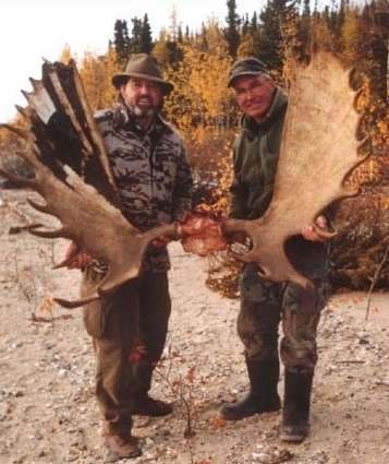Chasseurs d'orignal avec leur guide sur le territoire. chez Agassiz Outfitters, Entre-les-Lacs, Manitoba