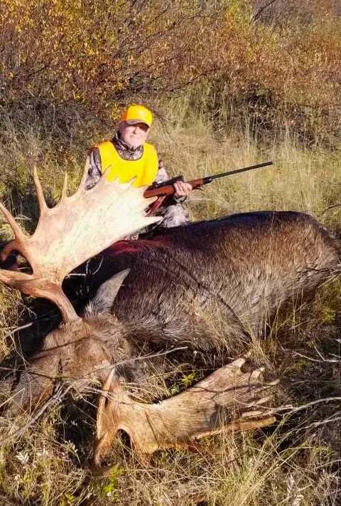 Chasseur posant avec un imposant orignal du Manitoba. chez Agassiz Outfitters, Entre-les-Lacs, Manitoba