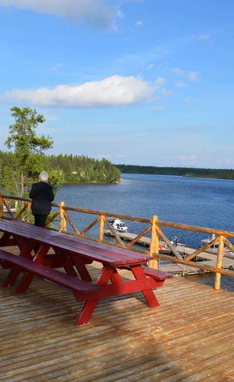 Pêcheur en action dans les rapides de la rivière Rupert chez Camp Louis-Jolliet, Eeyou Istchee Baie-James, Québec