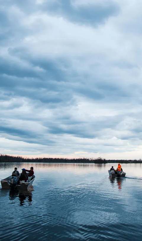 Pêche à la mouche dans l'environnement sauvage du camp chez Camp Louis-Jolliet, Eeyou Istchee Baie-James, Québec