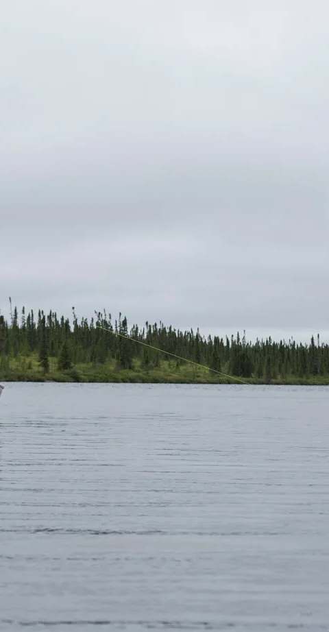 Pêcheur guidé sur les eaux de la rivière Rupert chez Camp Louis-Jolliet, Eeyou Istchee Baie-James, Québec