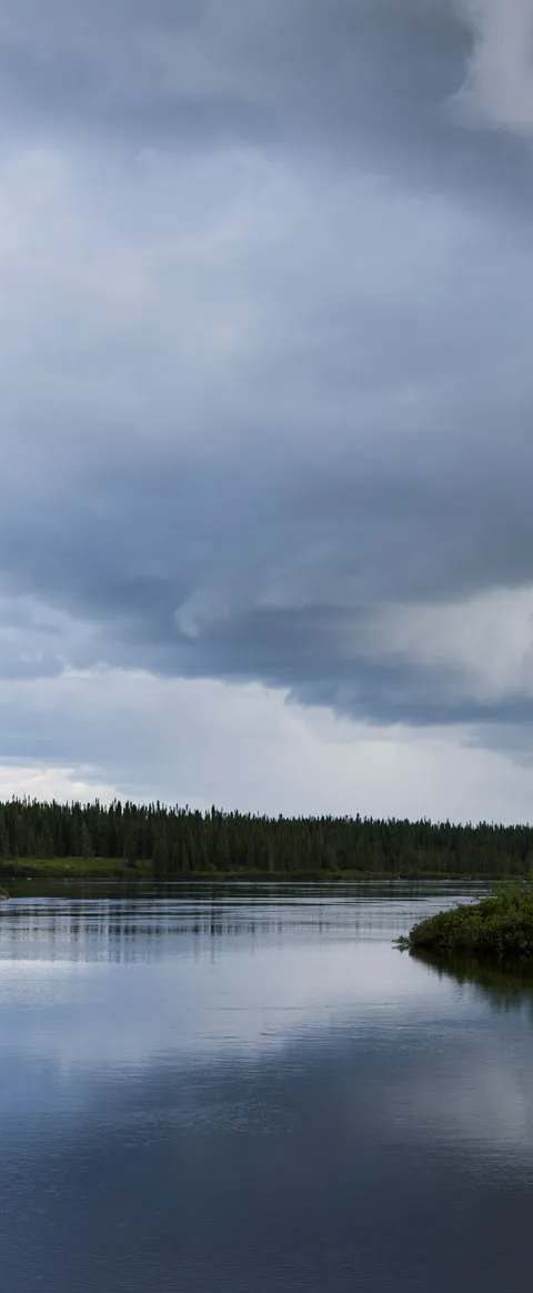 Pêcheur et guide observant les rapides chez Camp Louis-Jolliet, Eeyou Istchee Baie-James, Québec